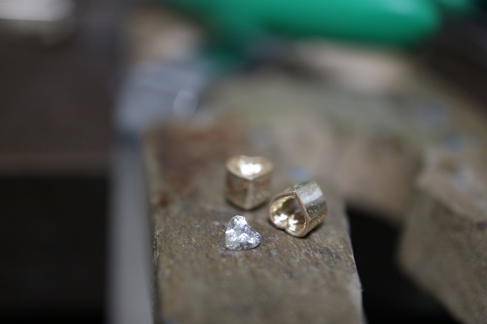 ダイヤモンドに合わせた石枠を制作します。ジュエリーリフォーム横浜
